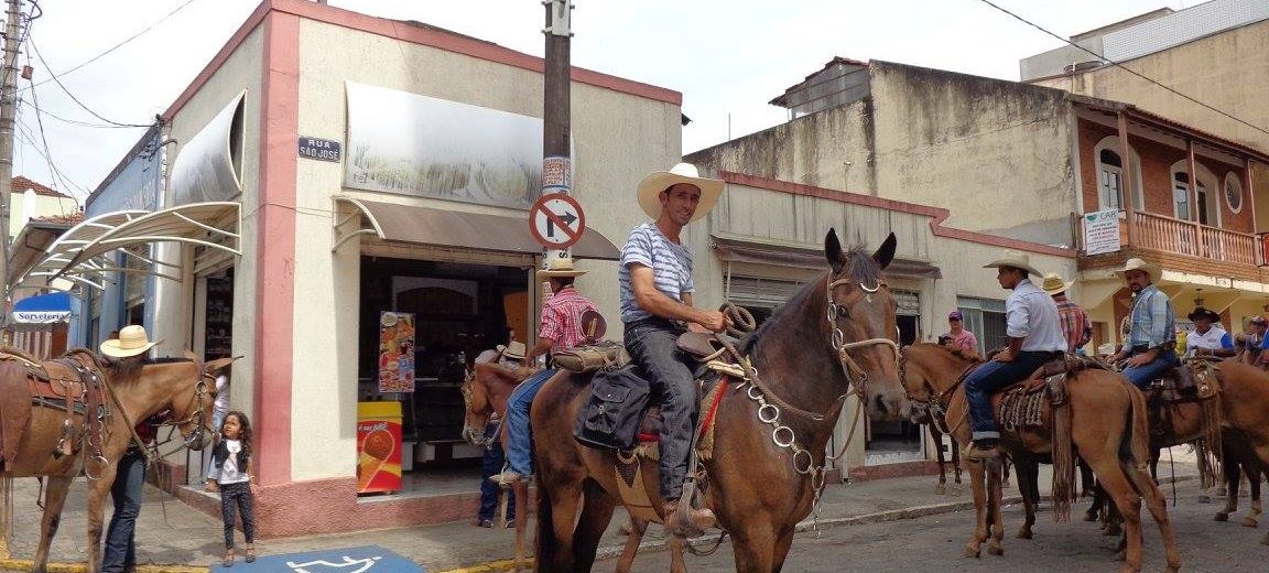 O Vaqueiro Descansa Seu Cavalo Na Frente De Uma Igreja Velha Na área Rural  De New Mexico Fotografia Editorial - Imagem de rancho, rural: 98899507